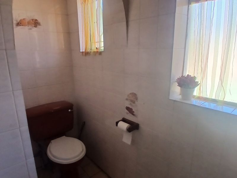 Stunning 4 Bedroom Family Home in Upper Rensburg For Sale R 1 200 000 - Photo 9