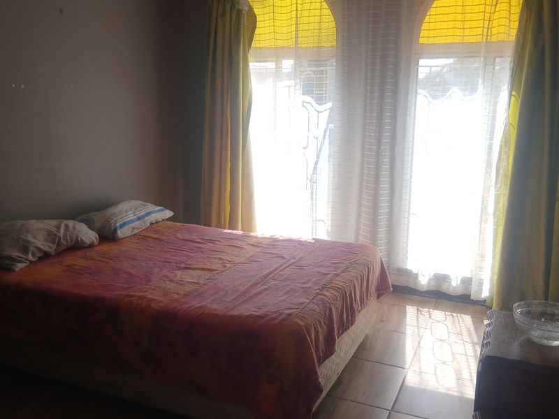 Stunning 4 Bedroom Family Home in Upper Rensburg For Sale R 1 200 000 - Photo 7