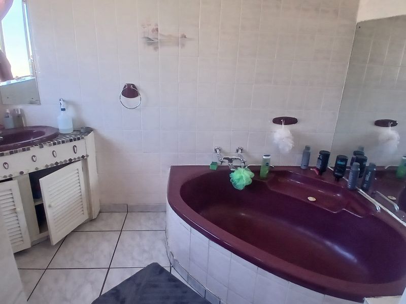 Stunning 4 Bedroom Family Home in Upper Rensburg For Sale R 1 200 000 - Photo 6