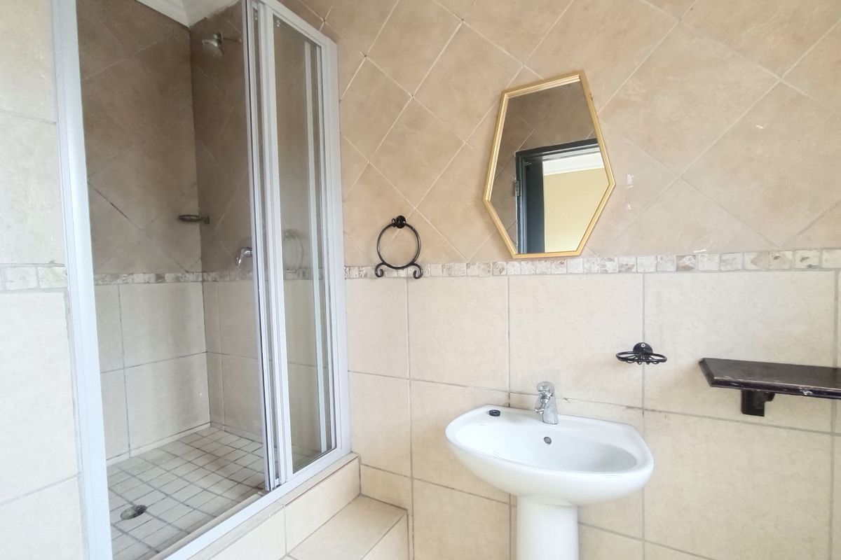 Modern, Move-In-Ready Duplex in Sought-After Zwartkop - Photo 5