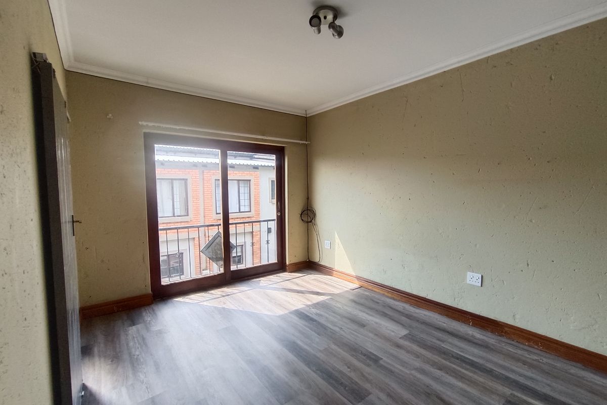 Modern, Move-In-Ready Duplex in Sought-After Zwartkop - Photo 3