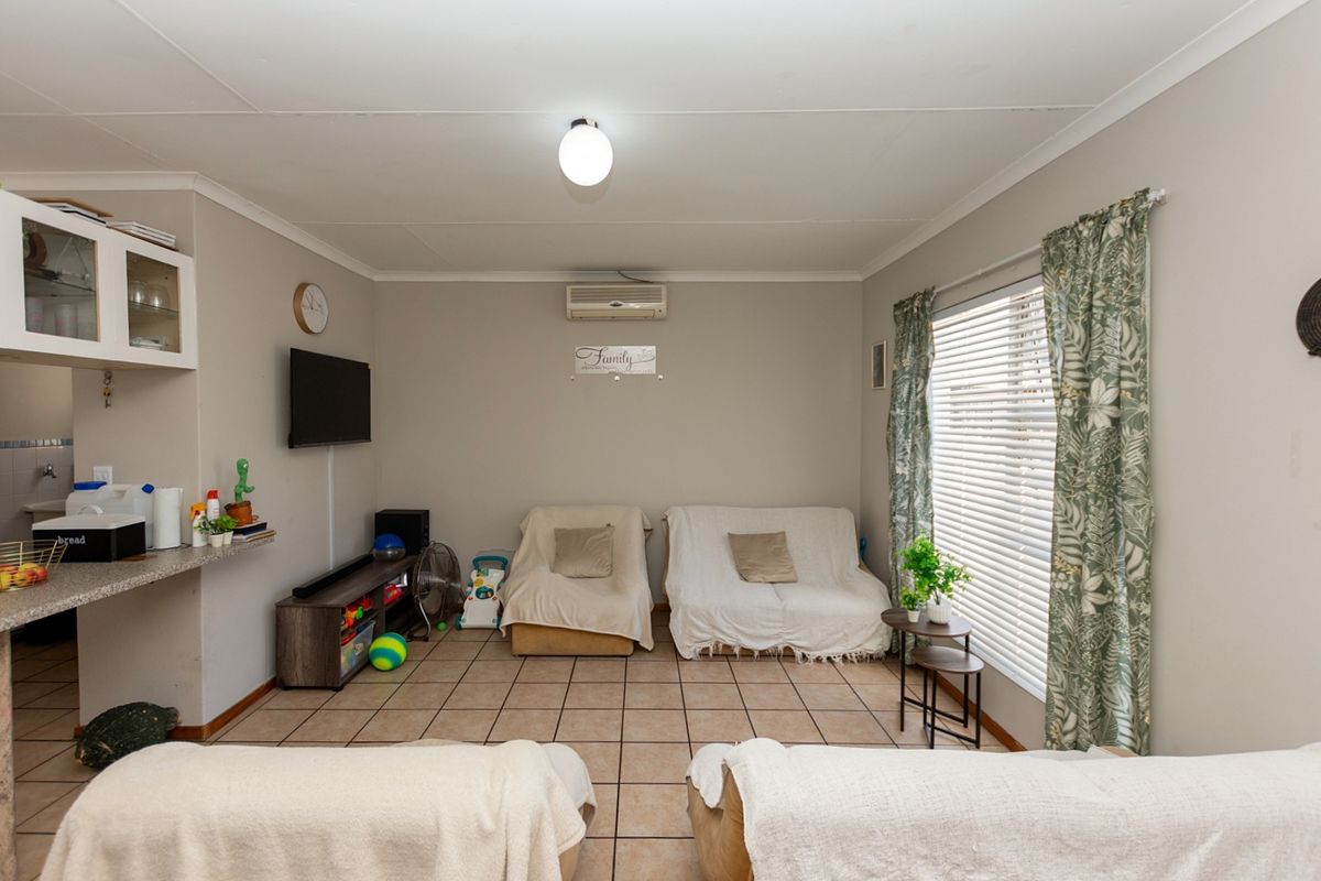 Ideal Starter Home or Lock-Up-and-Go Opportunity - Photo 5