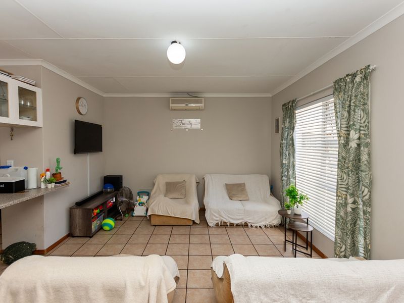 Ideal Starter Home or Lock-Up-and-Go Opportunity - Photo 5