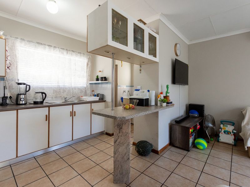 Ideal Starter Home or Lock-Up-and-Go Opportunity - Photo 3