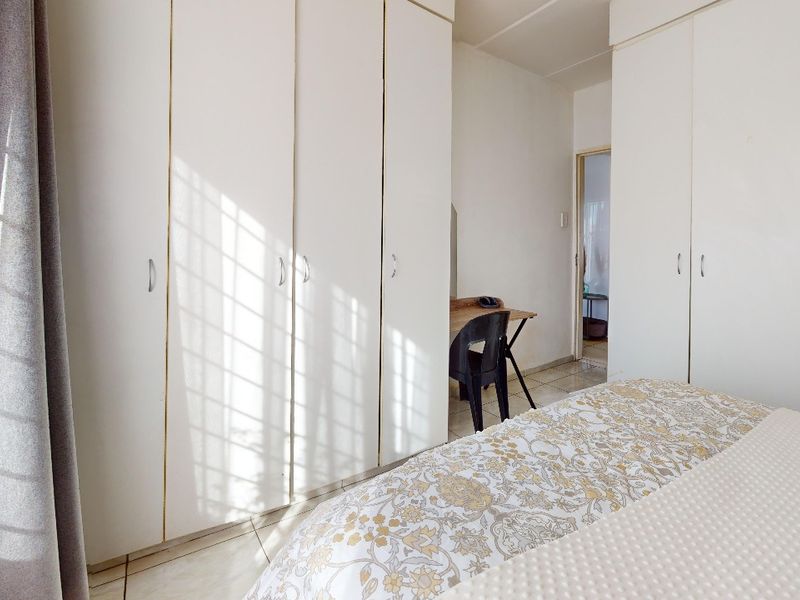 Immaculate contemporary ground unit to let in security estate! - Photo 4