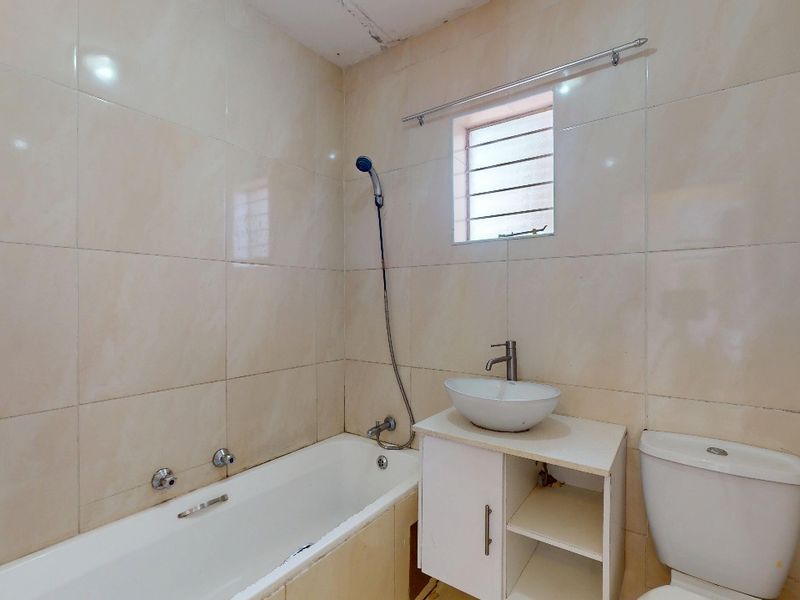 Immaculate contemporary ground unit to let in security estate! - Photo 10