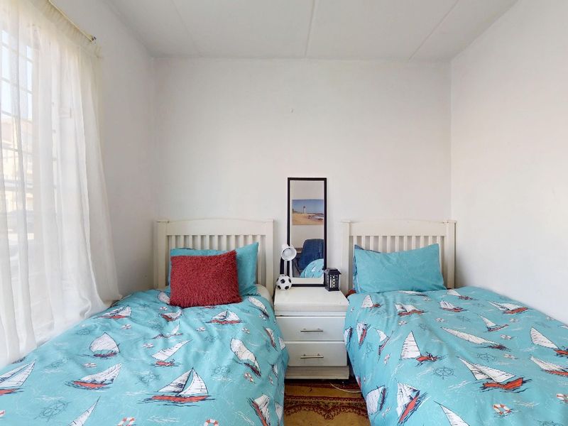 Immaculate contemporary ground unit to let in security estate! - Photo 8