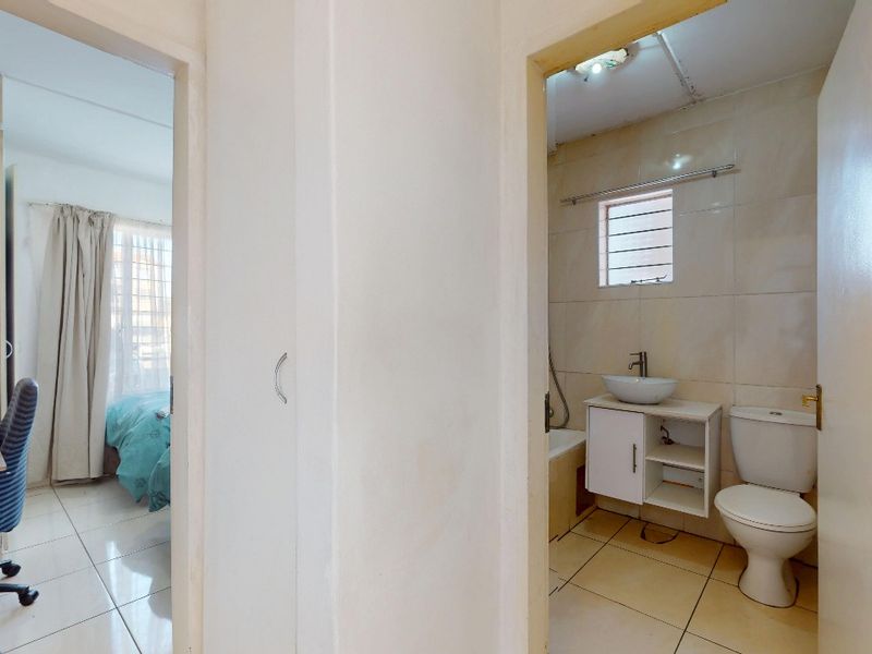 Immaculate contemporary ground unit to let in security estate! - Photo 7