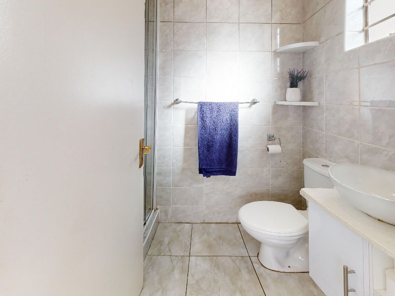 Immaculate contemporary ground unit to let in security estate! - Photo 6