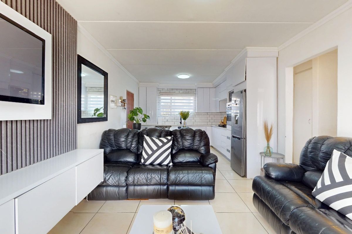 Immaculate contemporary ground unit to let in security estate! - Photo 2