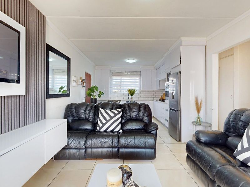 Immaculate contemporary ground unit to let in security estate! - Photo 2