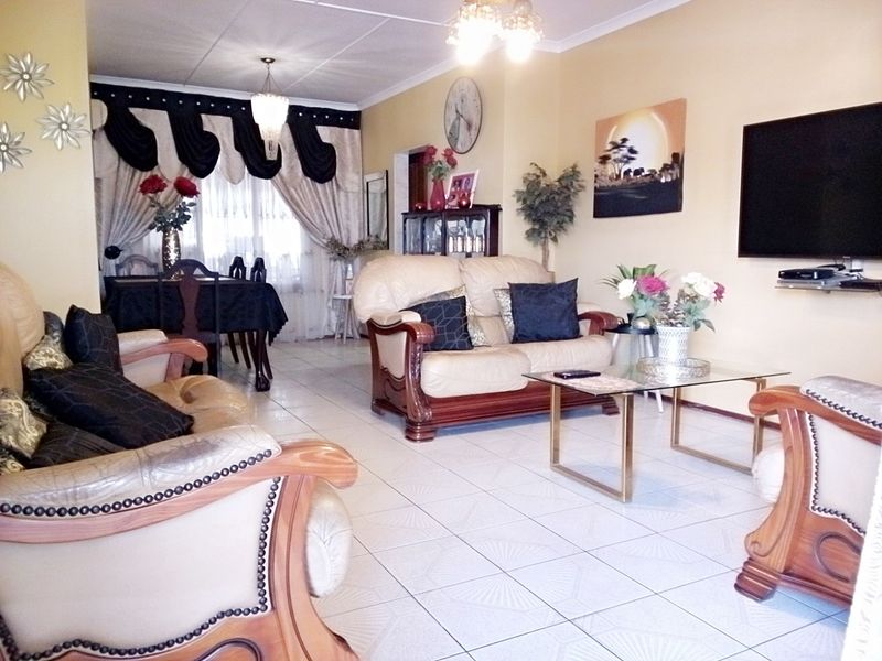 Introducing Your Dream Home in Isipingo Hills! - Photo 5