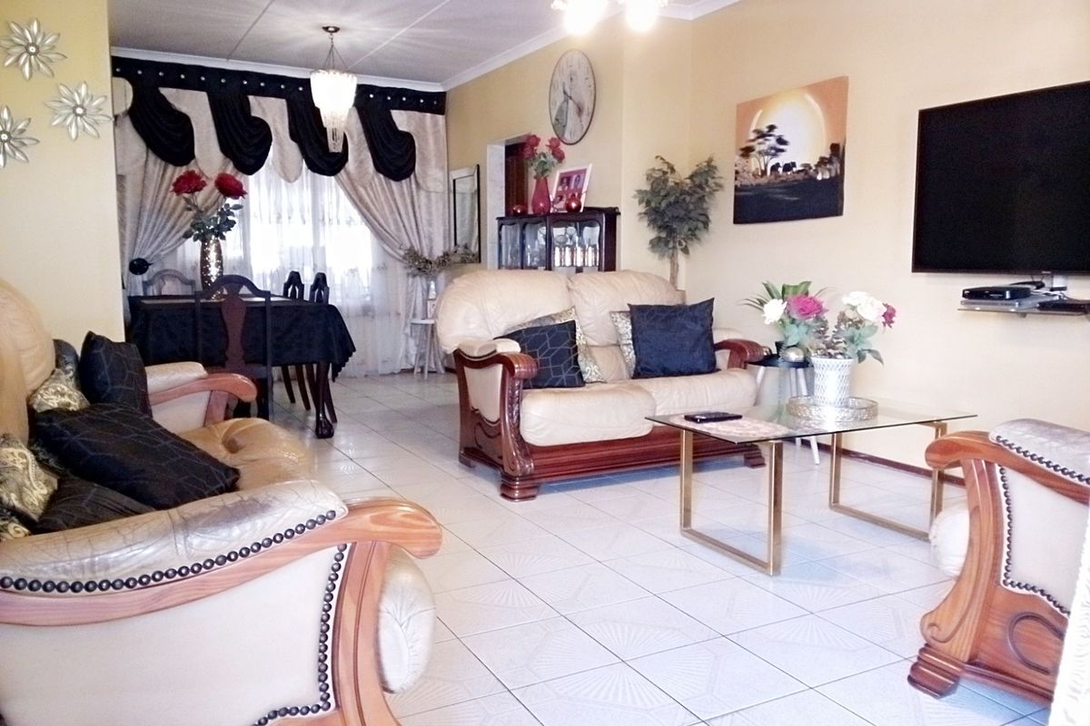 Introducing Your Dream Home in Isipingo Hills! - Photo 5