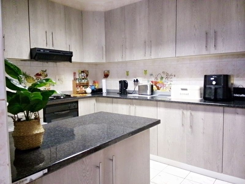 Introducing Your Dream Home in Isipingo Hills! - Photo 3