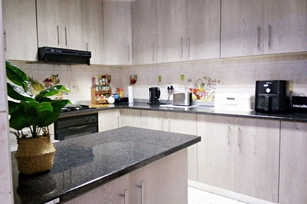 Introducing Your Dream Home in Isipingo Hills! - Photo 3