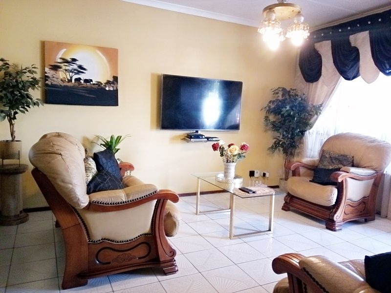 Introducing Your Dream Home in Isipingo Hills! - Photo 4