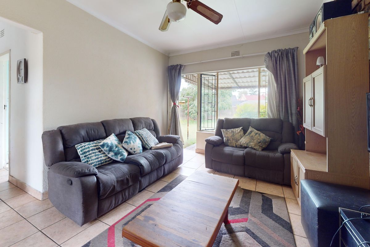 Neat Family Home in Crystal Park, Benoni - Photo 3