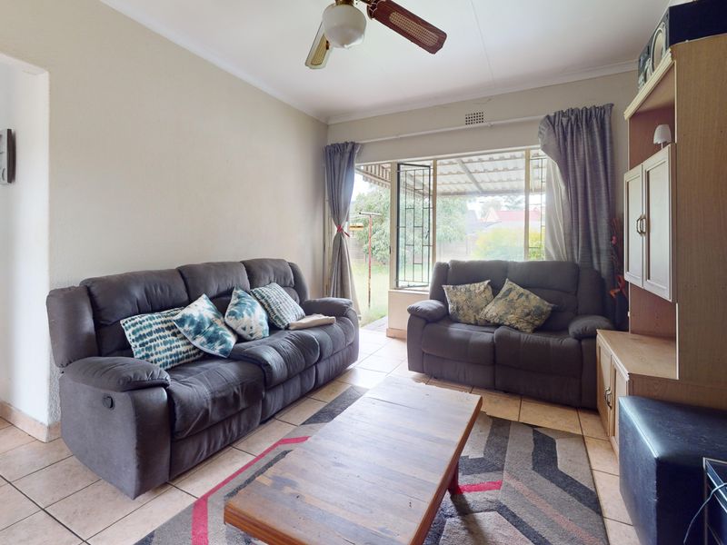 Neat Family Home in Crystal Park, Benoni - Photo 3