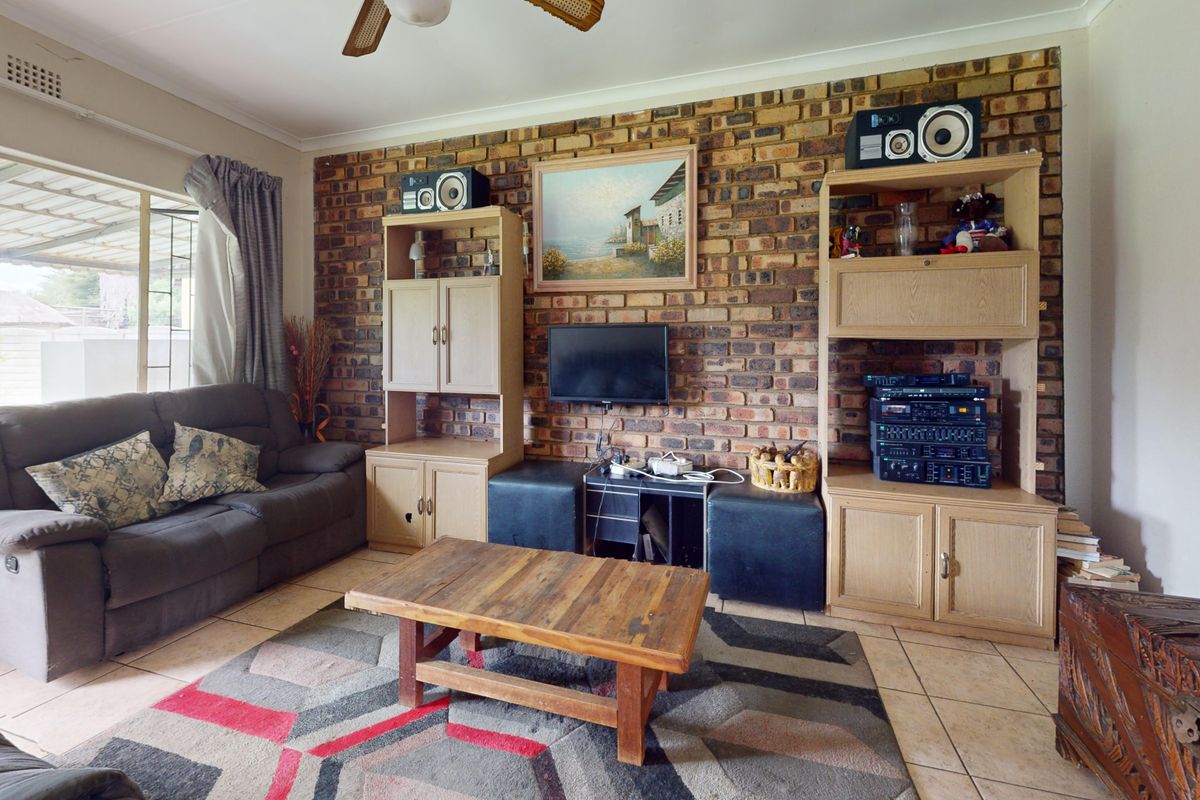 Neat Family Home in Crystal Park, Benoni - Photo 5