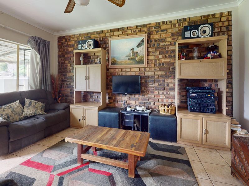 Neat Family Home in Crystal Park, Benoni - Photo 5