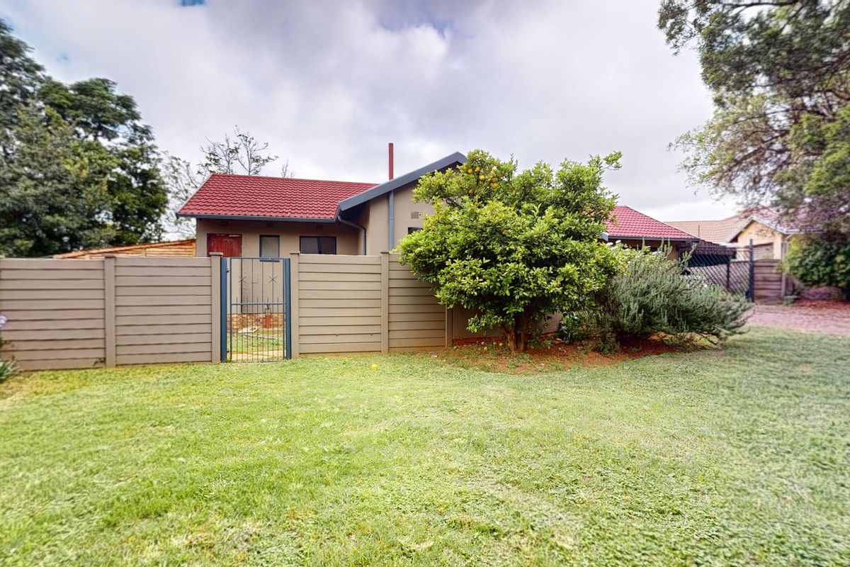 Neat Family Home in Crystal Park, Benoni - Photo 2