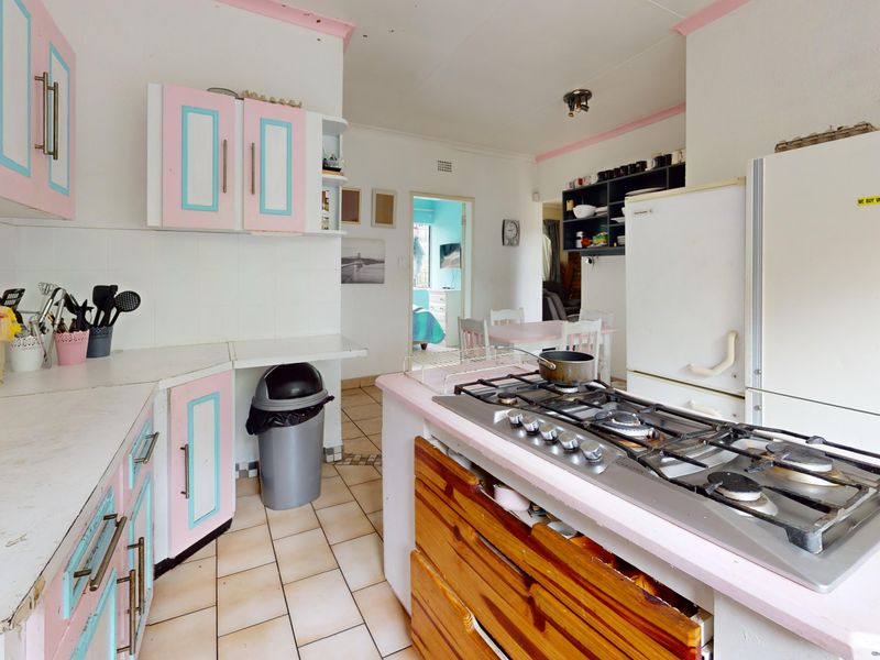 Neat Family Home in Crystal Park, Benoni - Photo 8