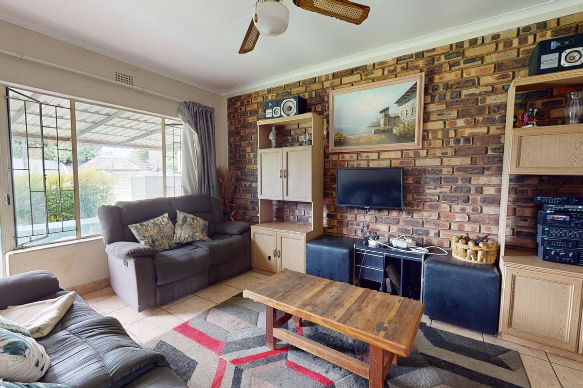 Neat Family Home in Crystal Park, Benoni - Photo 4