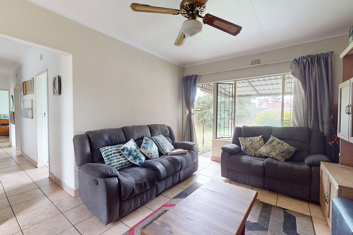 Neat Family Home in Crystal Park, Benoni - Photo 2