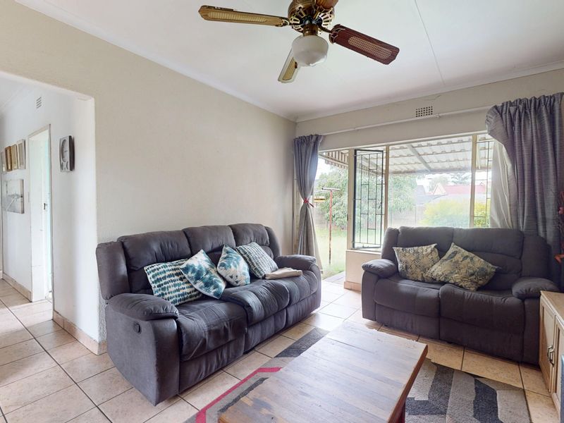 Neat Family Home in Crystal Park, Benoni - Photo 2
