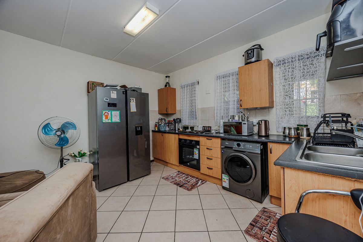 Stunning 2-Bedroom Apartment For Sale in Laser Park, Roodepoort—Perfect For Modern Living! - Photo 2