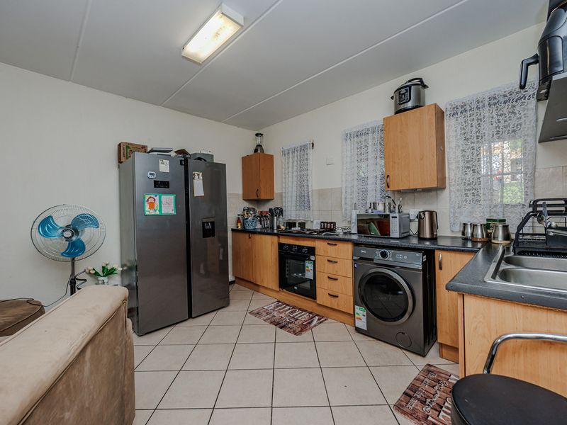 Stunning 2-Bedroom Apartment For Sale in Laser Park, Roodepoort—Perfect For Modern Living! - Photo 2