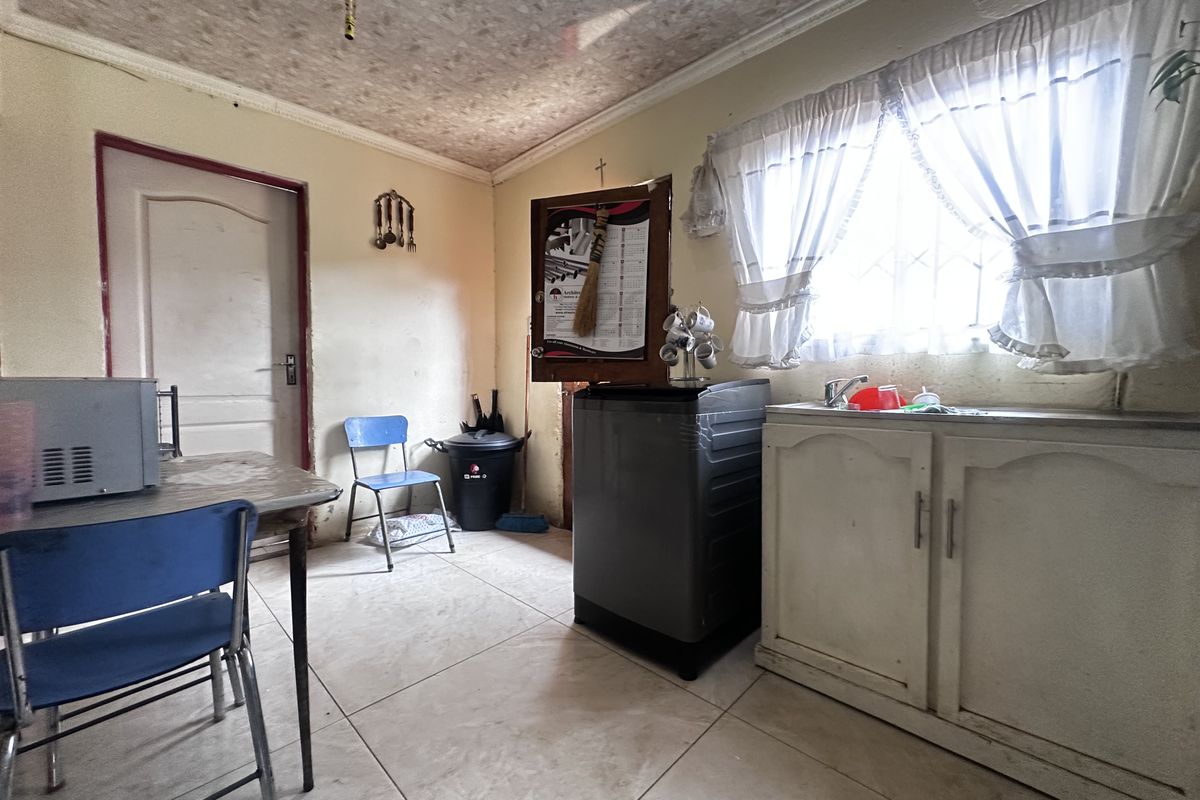 Well-Located Family Home in Tsakane Ext 15 - Photo 5