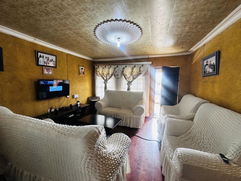 Well-Located Family Home in Tsakane Ext 15 - Photo 6