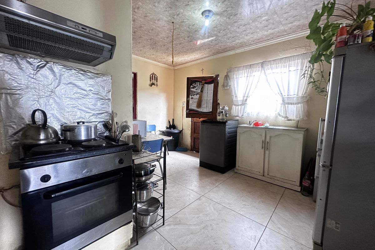 Well-Located Family Home in Tsakane Ext 15 - Photo 4