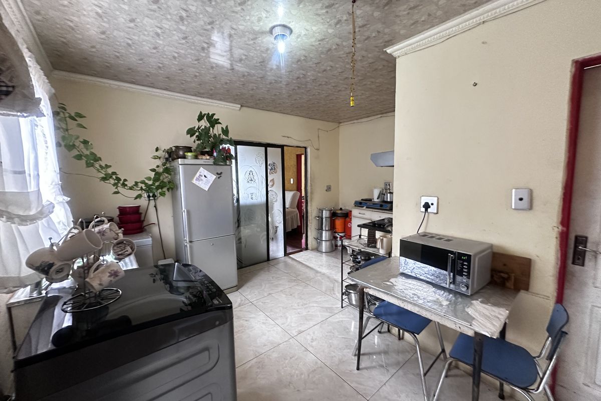 Well-Located Family Home in Tsakane Ext 15 - Photo 2