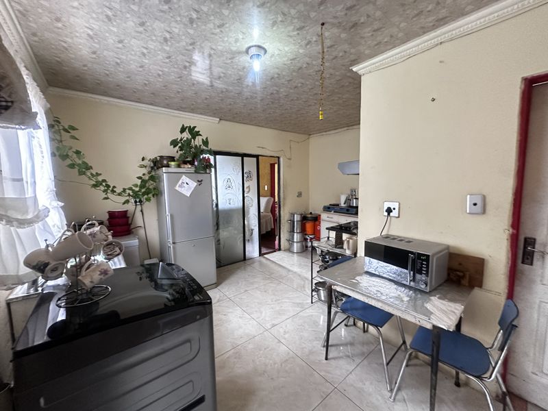 Well-Located Family Home in Tsakane Ext 15 - Photo 2