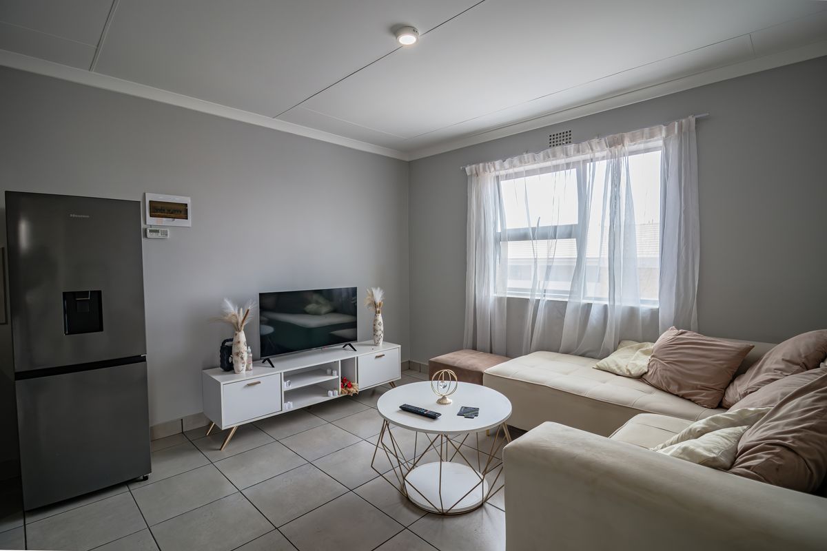 Contemporary Living in a Secure and Convenient Location - Photo 4