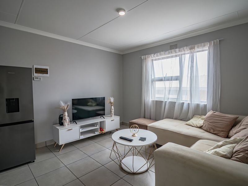 Contemporary Living in a Secure and Convenient Location - Photo 4