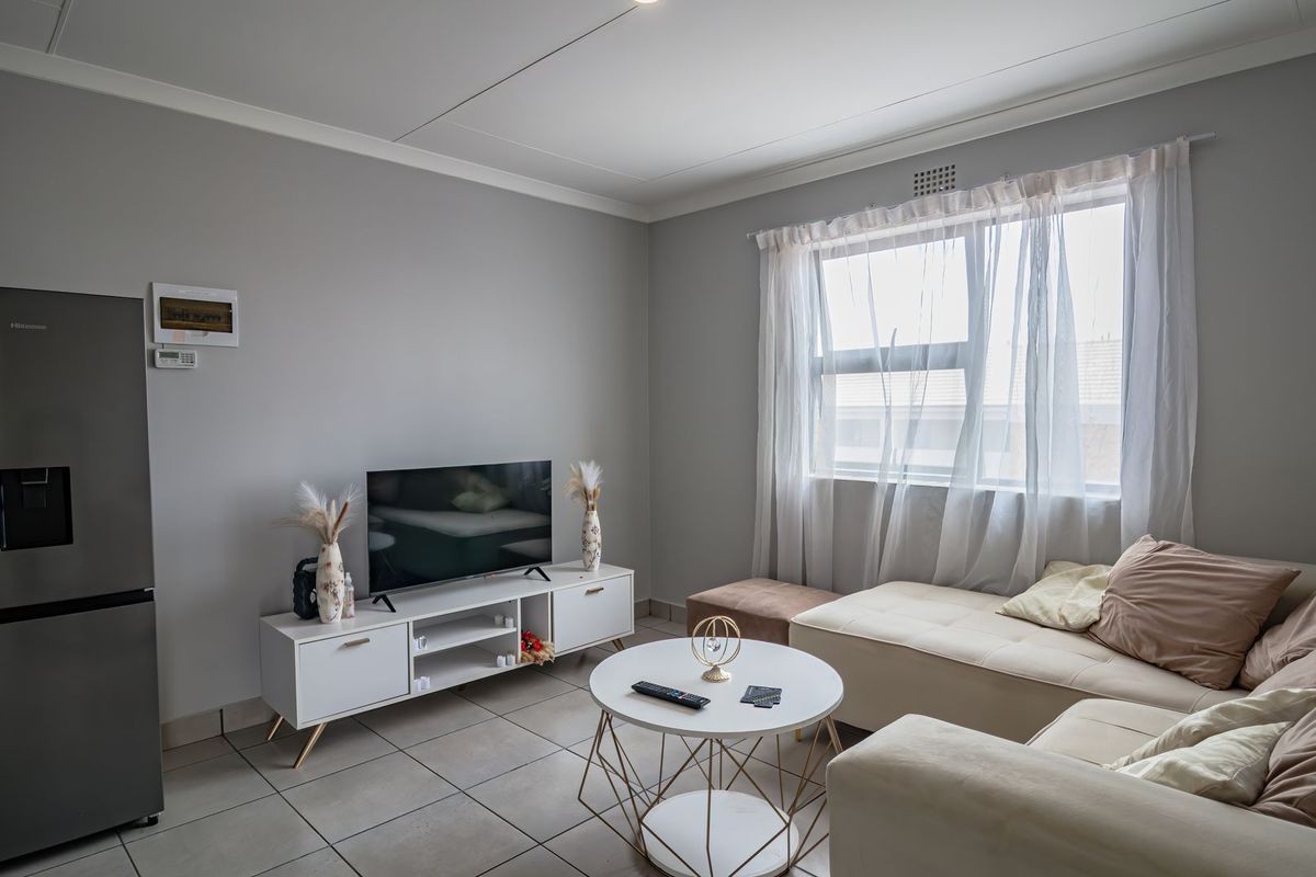 Contemporary Living in a Secure and Convenient Location - Photo 3