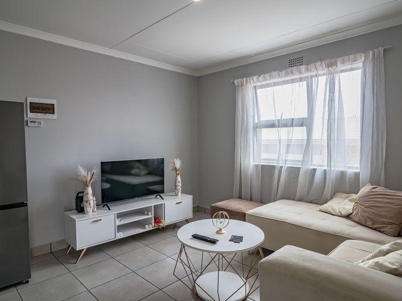 Contemporary Living in a Secure and Convenient Location - Photo 3