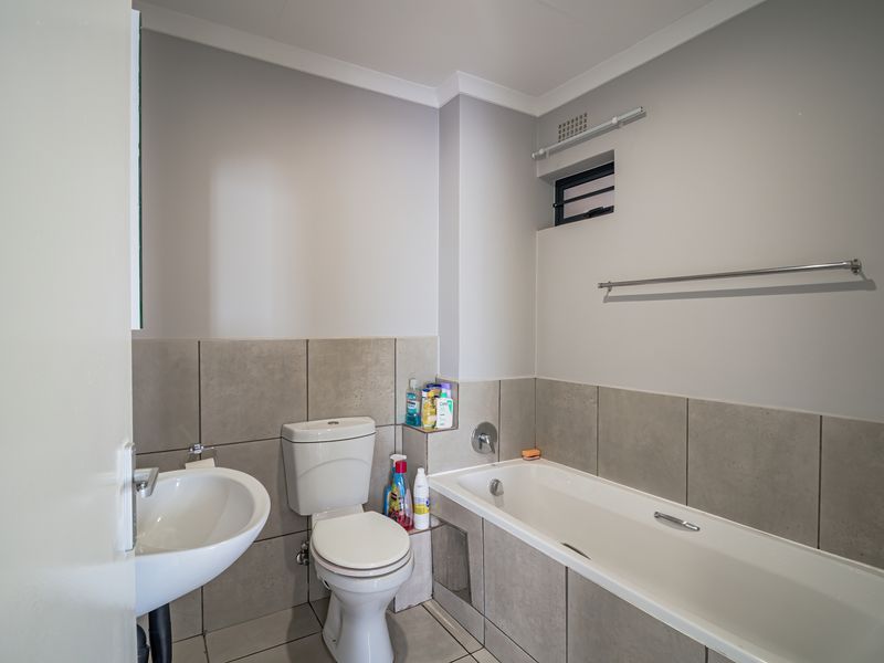 Contemporary Living in a Secure and Convenient Location - Photo 10