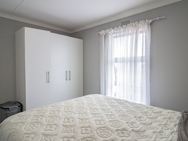 Contemporary Living in a Secure and Convenient Location - Photo 9