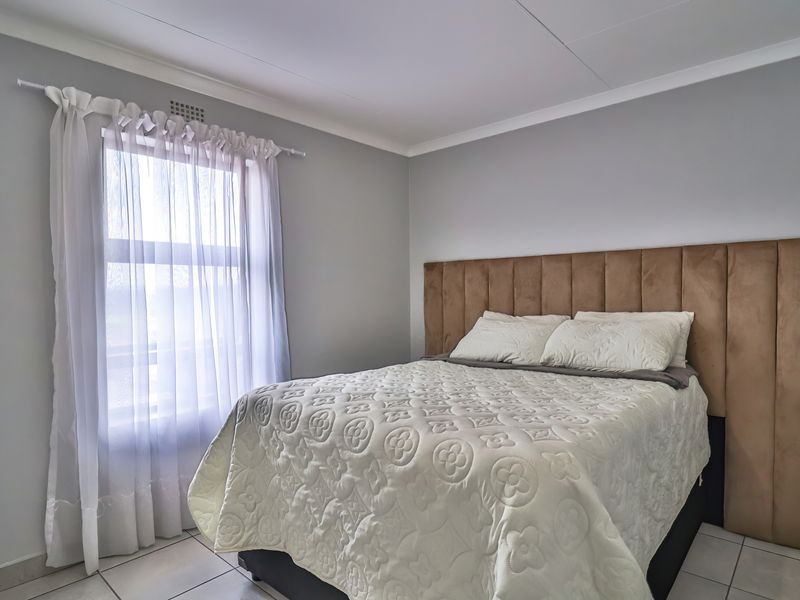 Contemporary Living in a Secure and Convenient Location - Photo 8