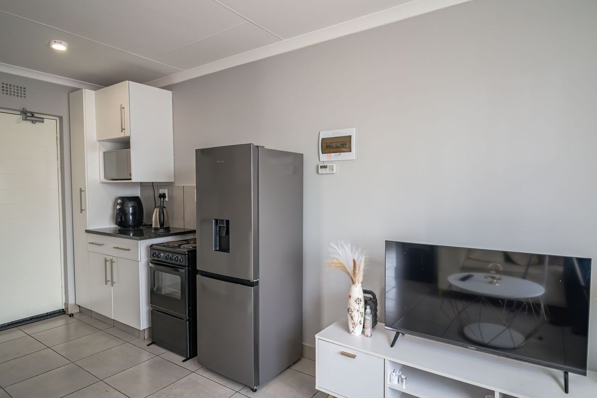 Contemporary Living in a Secure and Convenient Location - Photo 5
