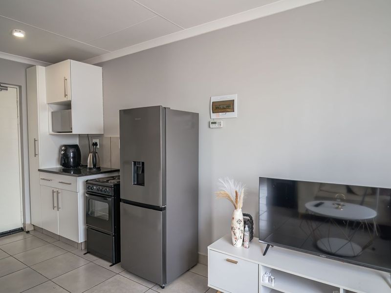 Contemporary Living in a Secure and Convenient Location - Photo 5