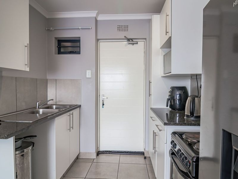 Contemporary Living in a Secure and Convenient Location - Photo 6