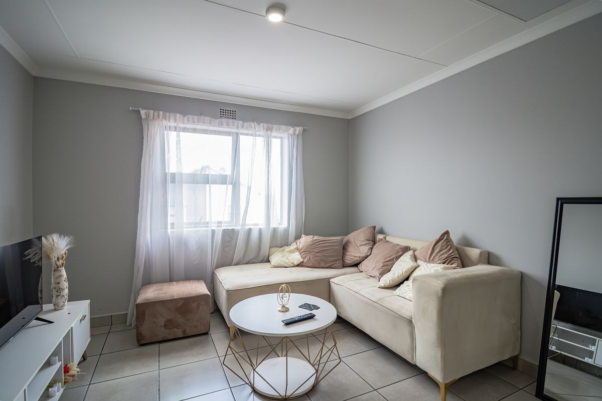 Contemporary Living in a Secure and Convenient Location - Photo 2