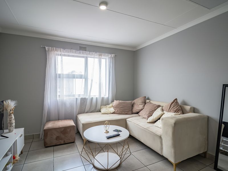 Contemporary Living in a Secure and Convenient Location - Photo 2