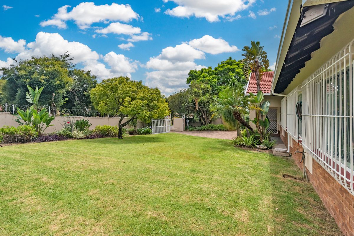 Free standing home with endless opportunities - Photo 3