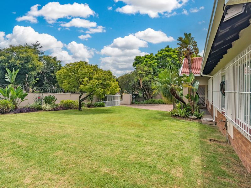 Free standing home with endless opportunities - Photo 3